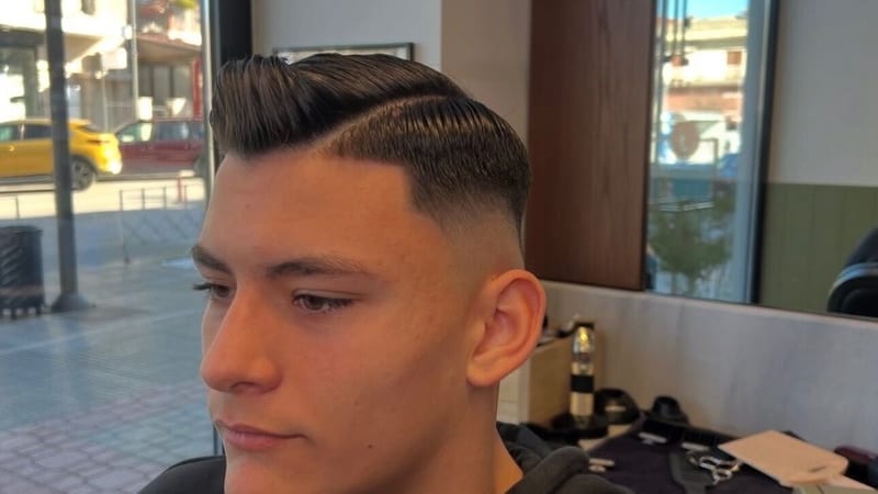 Κούρεμα με χωρίστρα και skin fade, προφίλ, μπροστά στη βιτρίνα