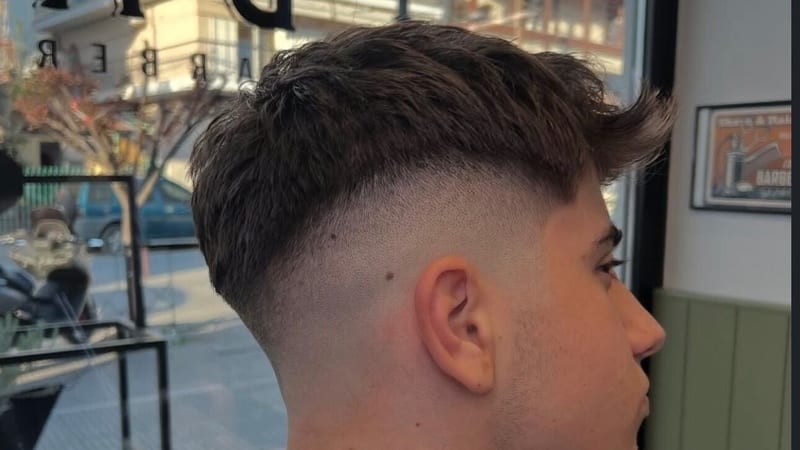 Κοντό κούρεμα με υφή στην κορυφή και mid fade, προφίλ